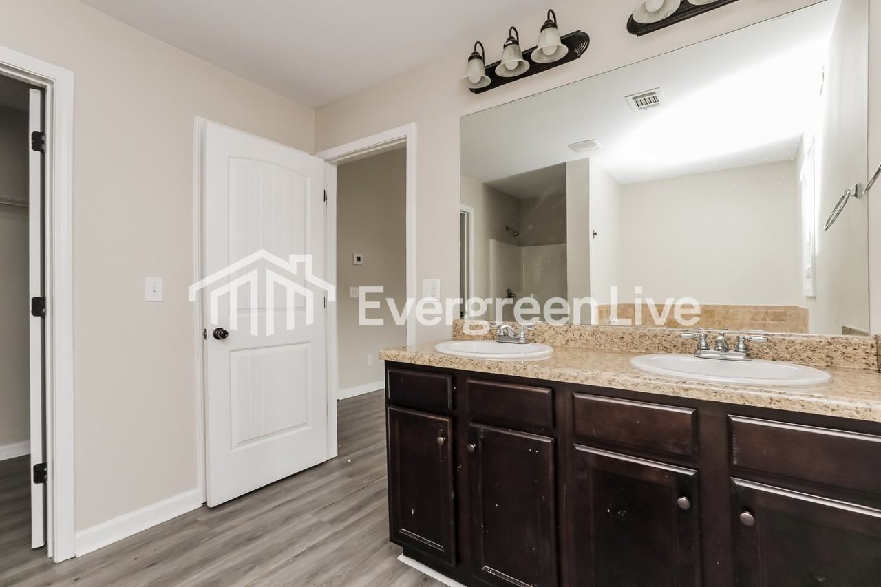 111 Truman Ct - Photo 7 of 10