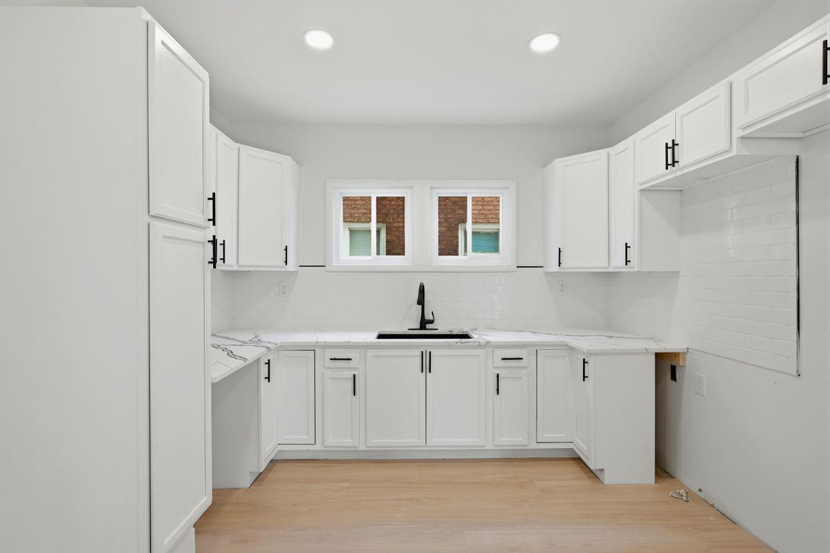 1639 Gladstone St - Photo 2 of 36