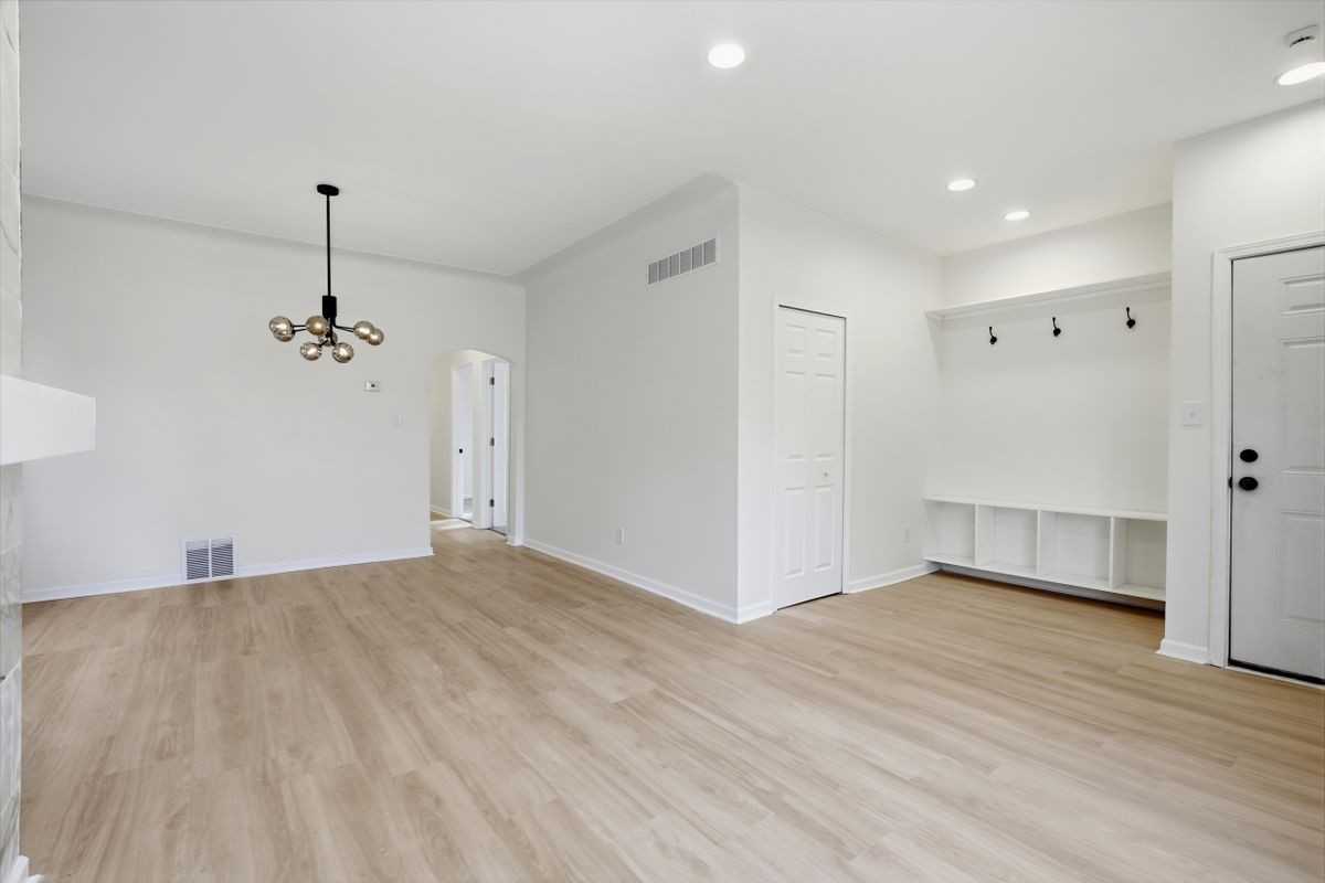 1639 Gladstone St - Photo 3 of 36