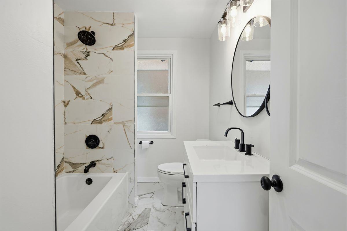 1639 Gladstone St - Photo 4 of 36