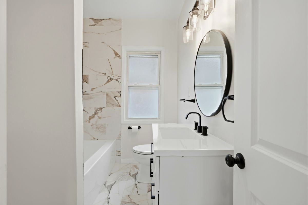 1639 Gladstone St - Photo 5 of 36