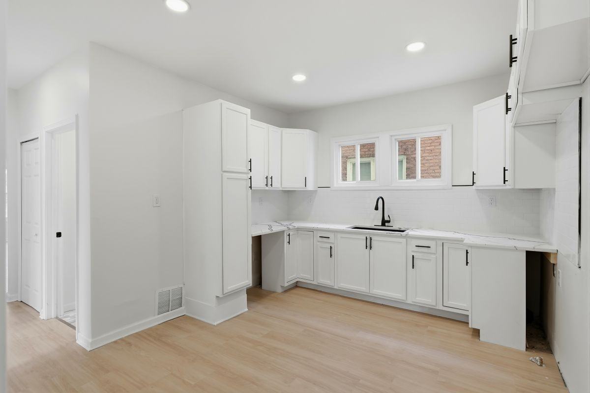 1639 Gladstone St - Photo 6 of 36