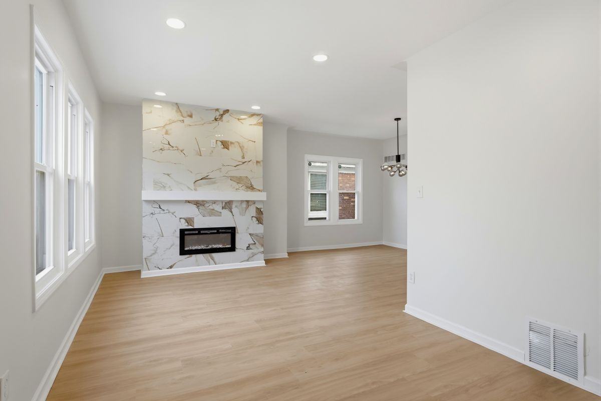 1639 Gladstone St - Photo 7 of 36