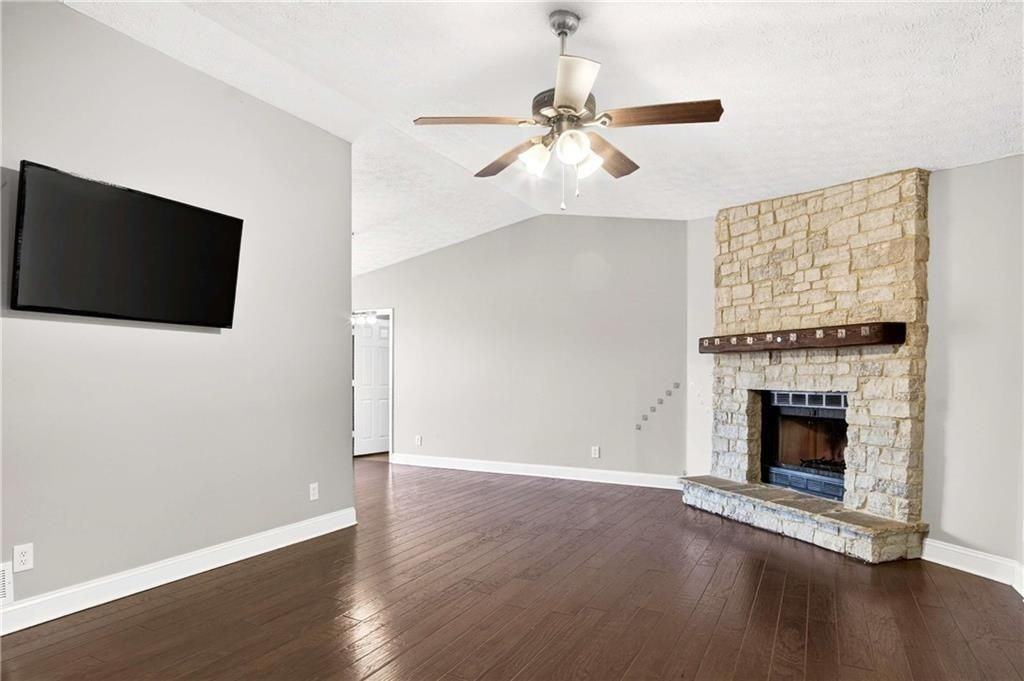 808 Emerald Chase - Photo 4 of 32