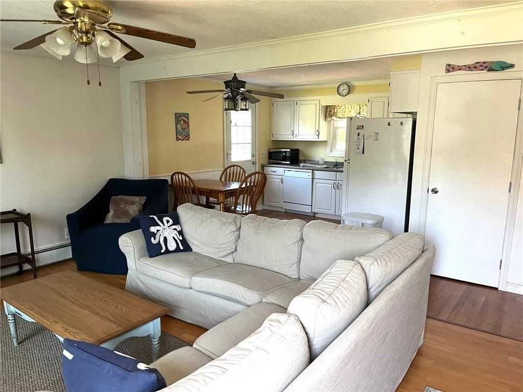 135 Holly Rd - Photo 2 of 14