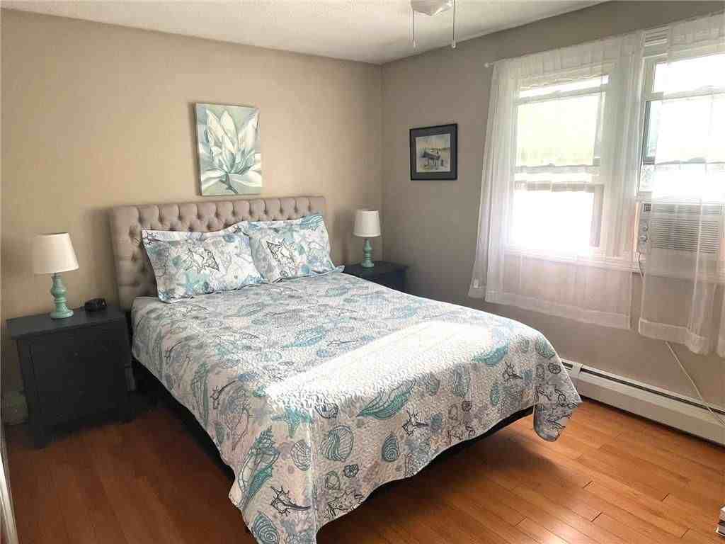 135 Holly Rd - Photo 4 of 14