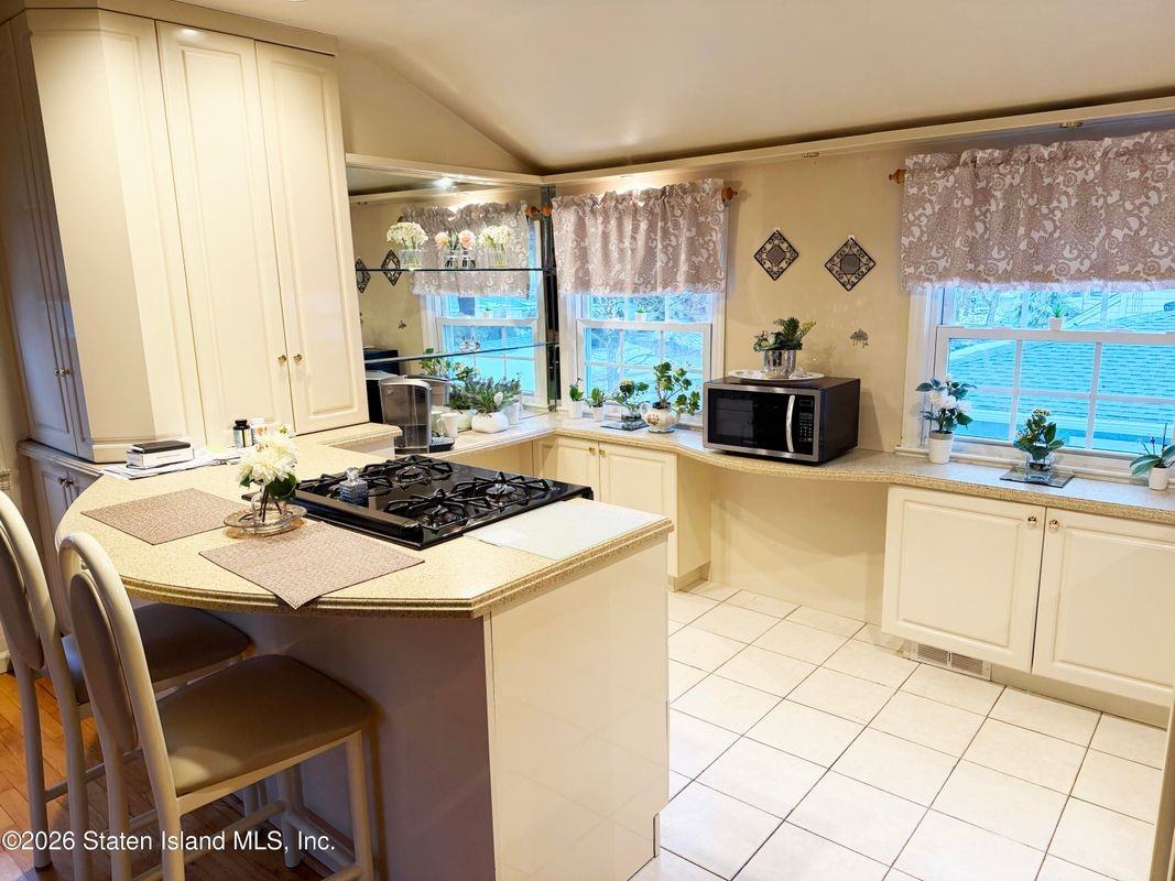 142 Pacific Ave - Photo 3 of 10