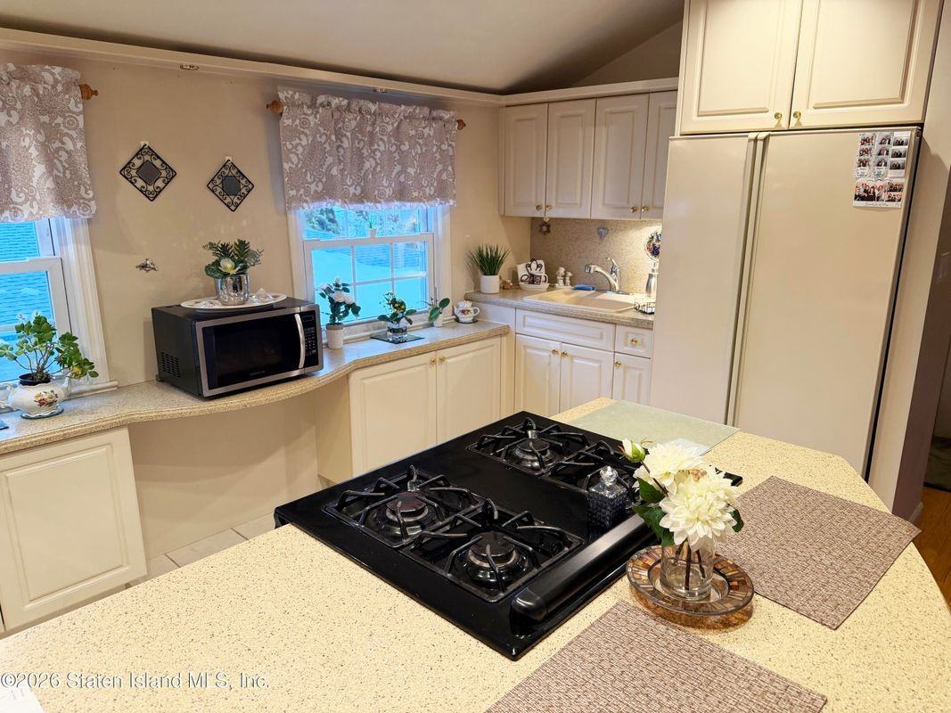 142 Pacific Ave - Photo 5 of 10