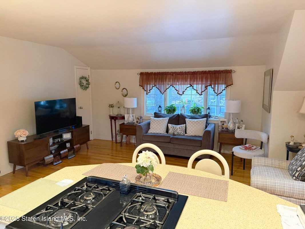 142 Pacific Ave - Photo 6 of 10