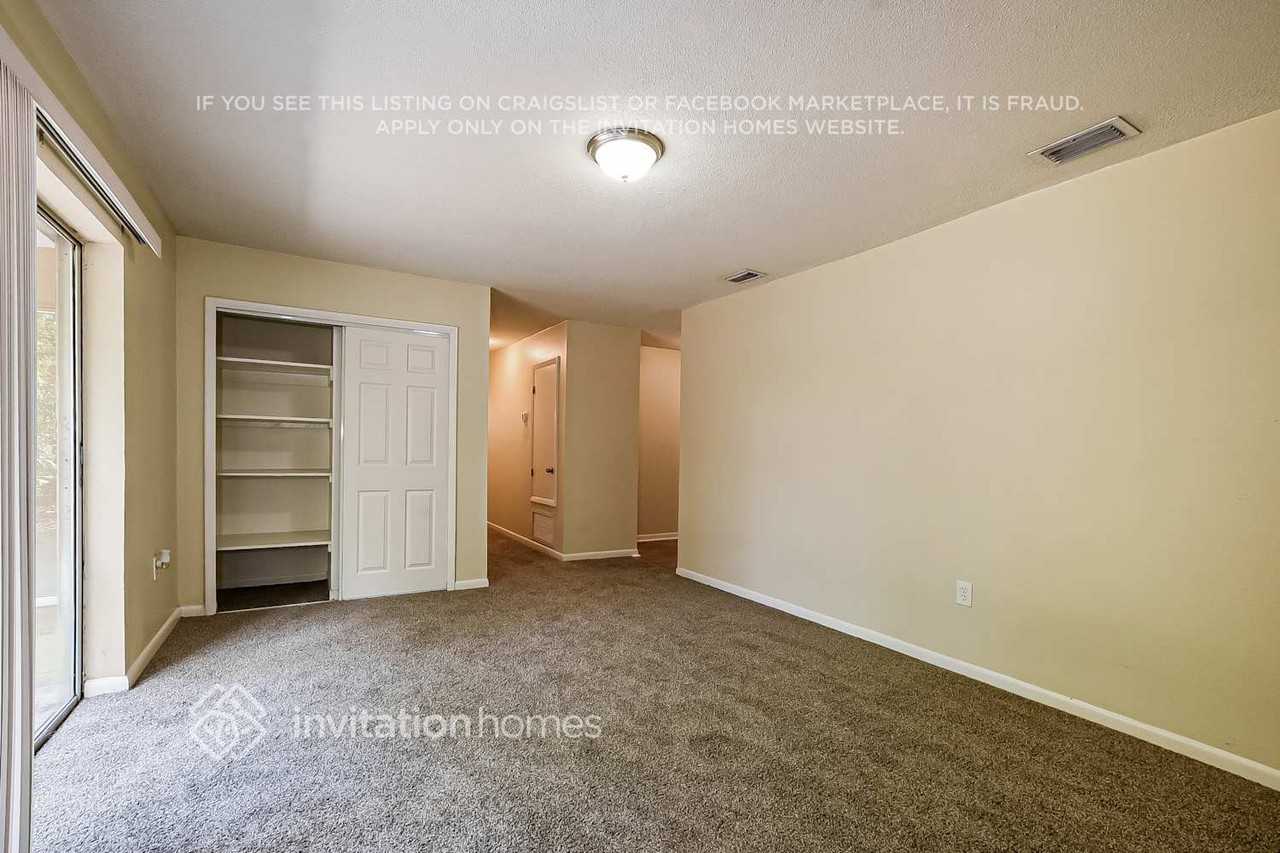 984 Oak Dr - Photo 5 of 17