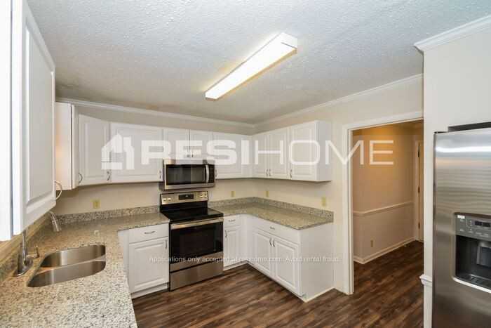 2592 Fairview Blvd - Photo 2 of 21