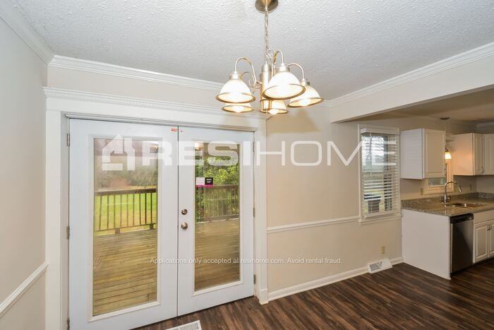 2592 Fairview Blvd - Photo 3 of 21