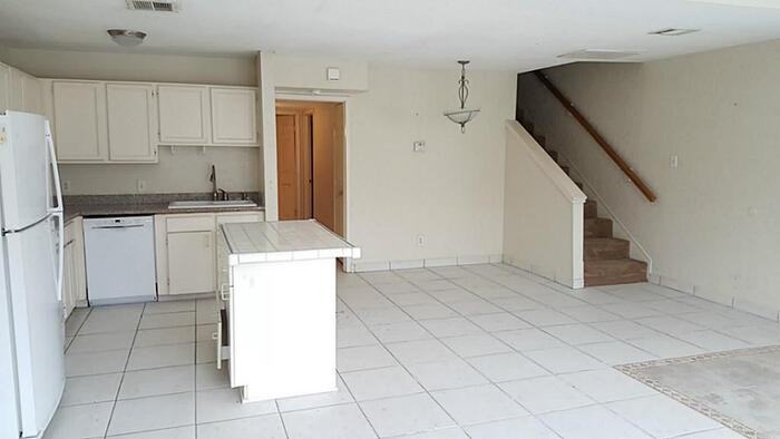 1014 Graham Dr #J4 - Photo 5 of 26