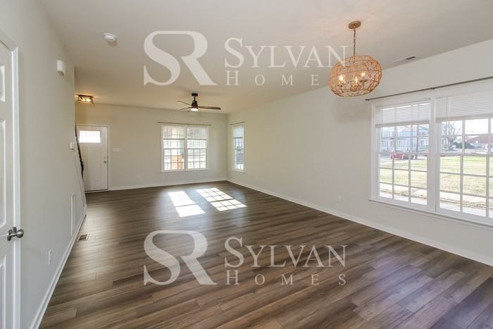 1719 Everett St - Photo 4 of 16