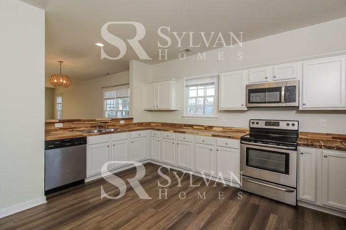 1719 Everett St - Photo 5 of 16