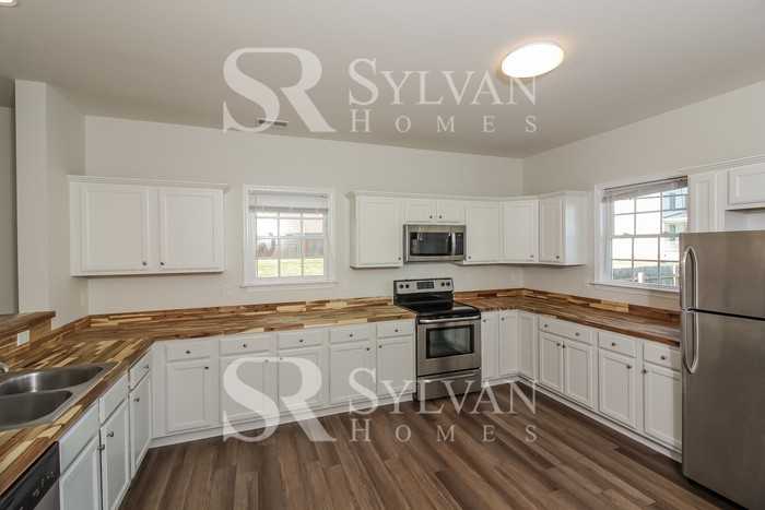 1719 Everett St - Photo 6 of 16