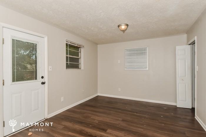 408 Mcnair Dr - Photo 4 of 11