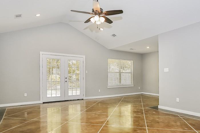 225 Iris St - Photo 4 of 11