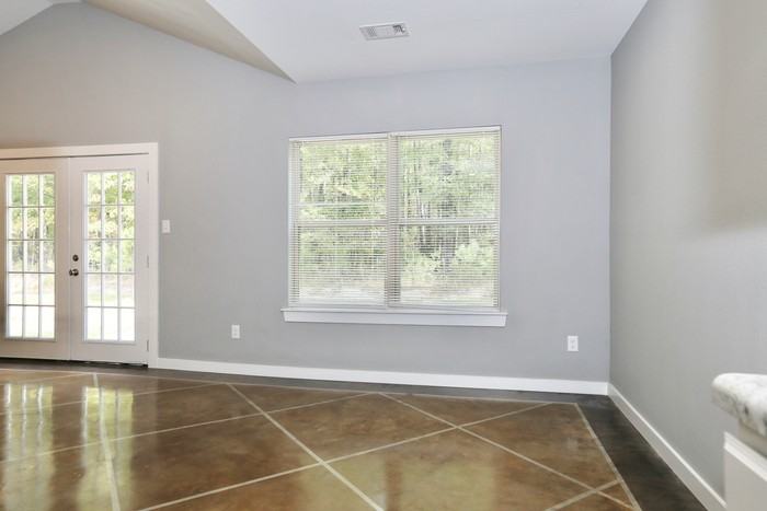 225 Iris St - Photo 5 of 11