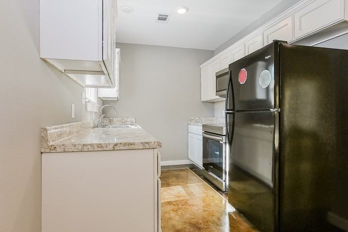 225 Iris St - Photo 6 of 11