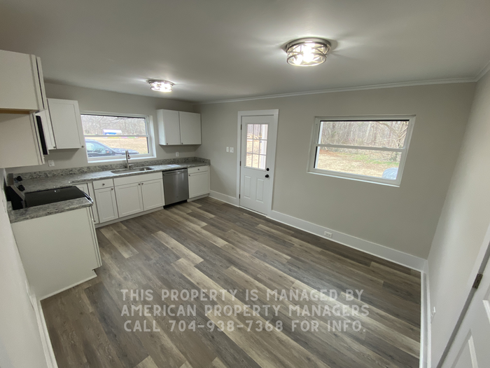 1830 Hollywood Dr - Photo 3 of 9