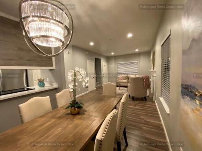 2745 Pine St #B - Photo 7 of 23