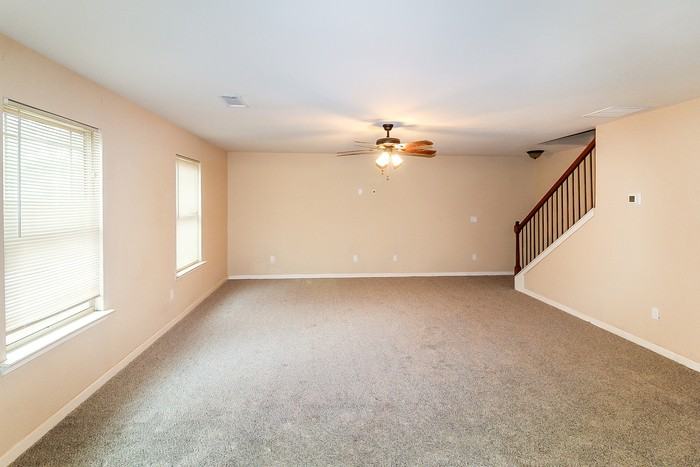 921 Justice Dr - Photo 4 of 17