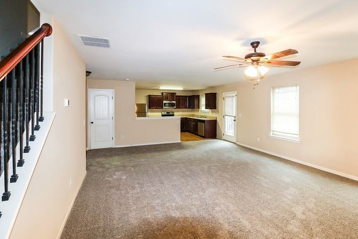 921 Justice Dr - Photo 5 of 17