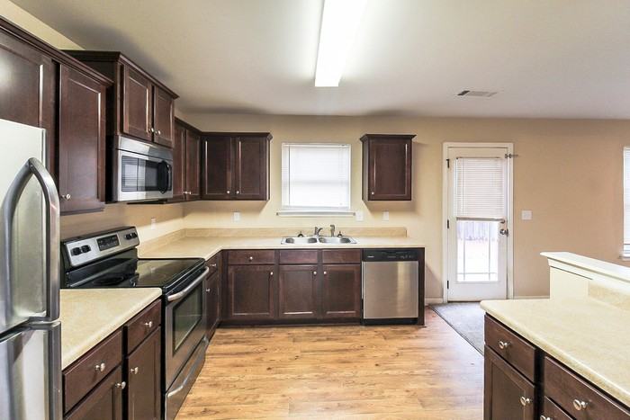 921 Justice Dr - Photo 7 of 17