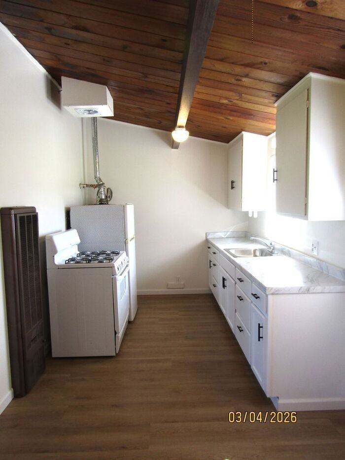 4984 Hessel Rd - Photo 3 of 18