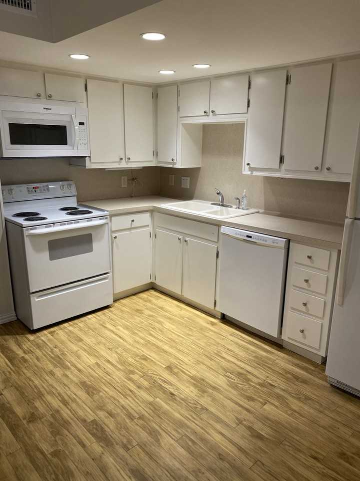 3216 Crosscreek Dr #102 - Photo 5 of 17