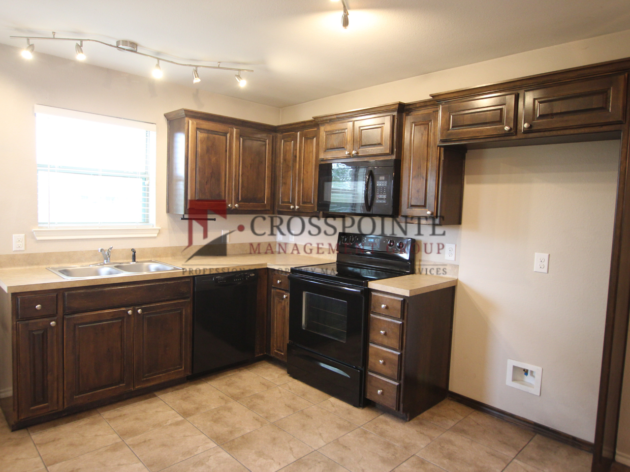 18057 Loring Ln - Photo 7 of 19