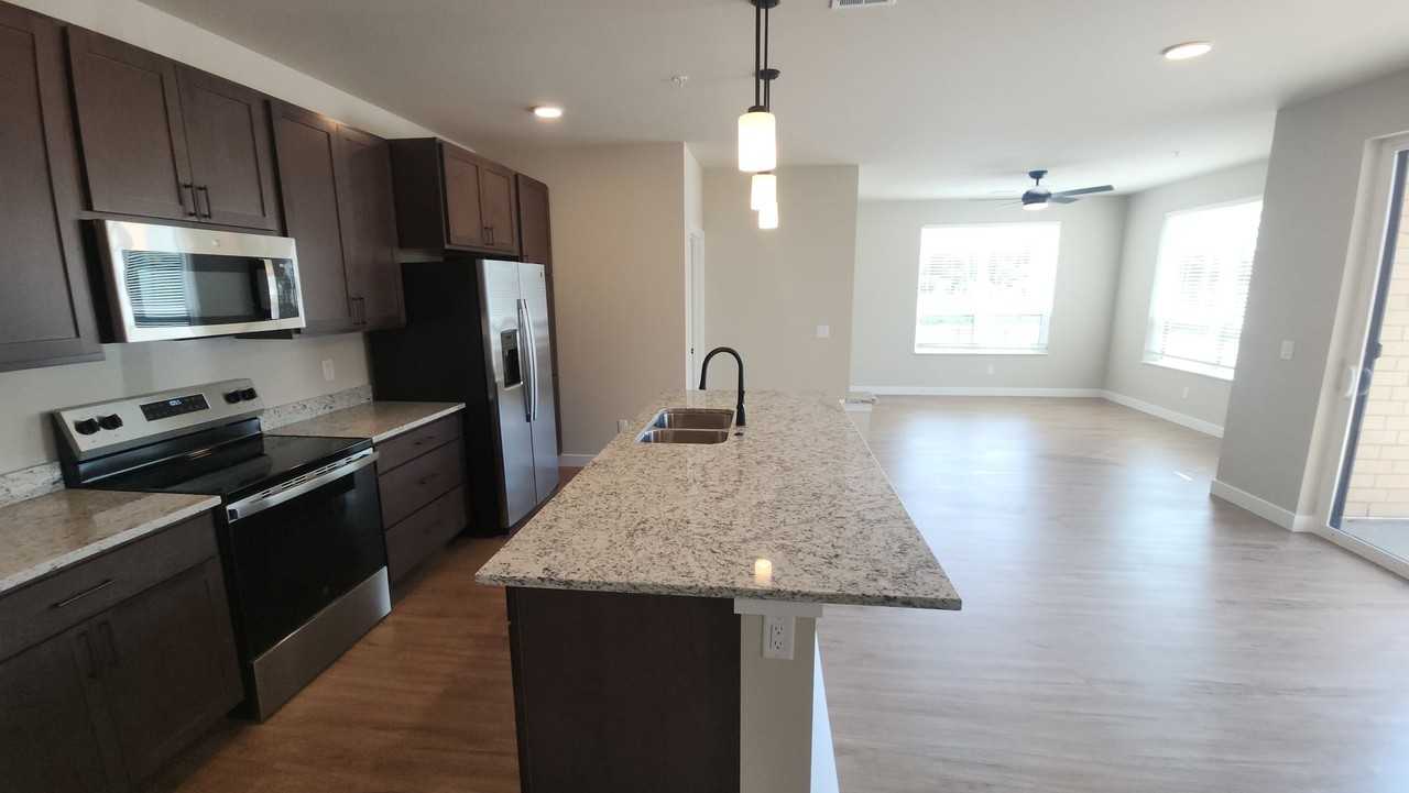 880 N Main - Photo 3 of 20