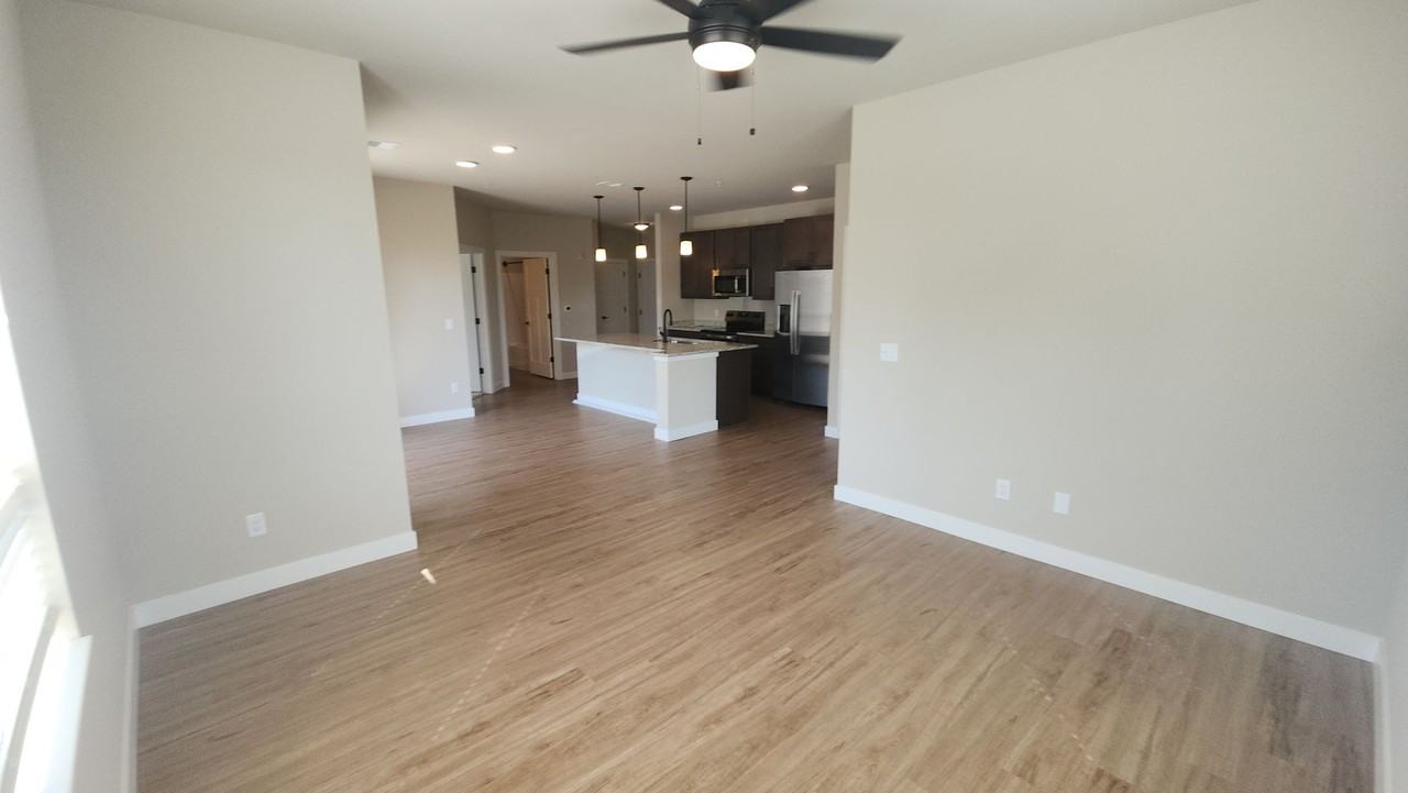 880 N Main - Photo 4 of 20