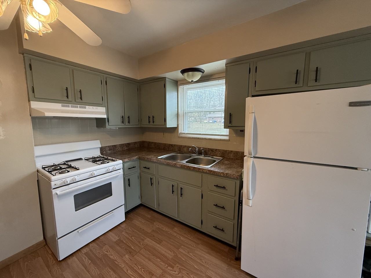 4366 Elmhurst Dr - Photo 3 of 17