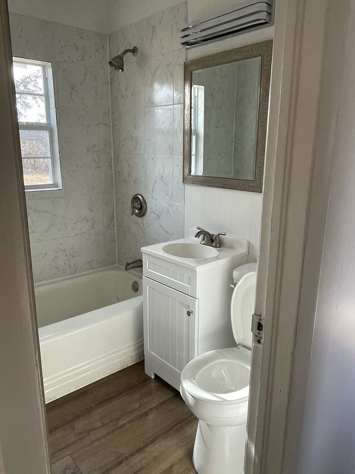 1802 Nw Ozmun Ave #NA - Photo 3 of 4