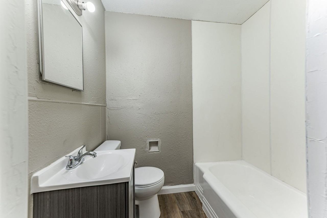 Central Park Apartments - Photo 5 of 6