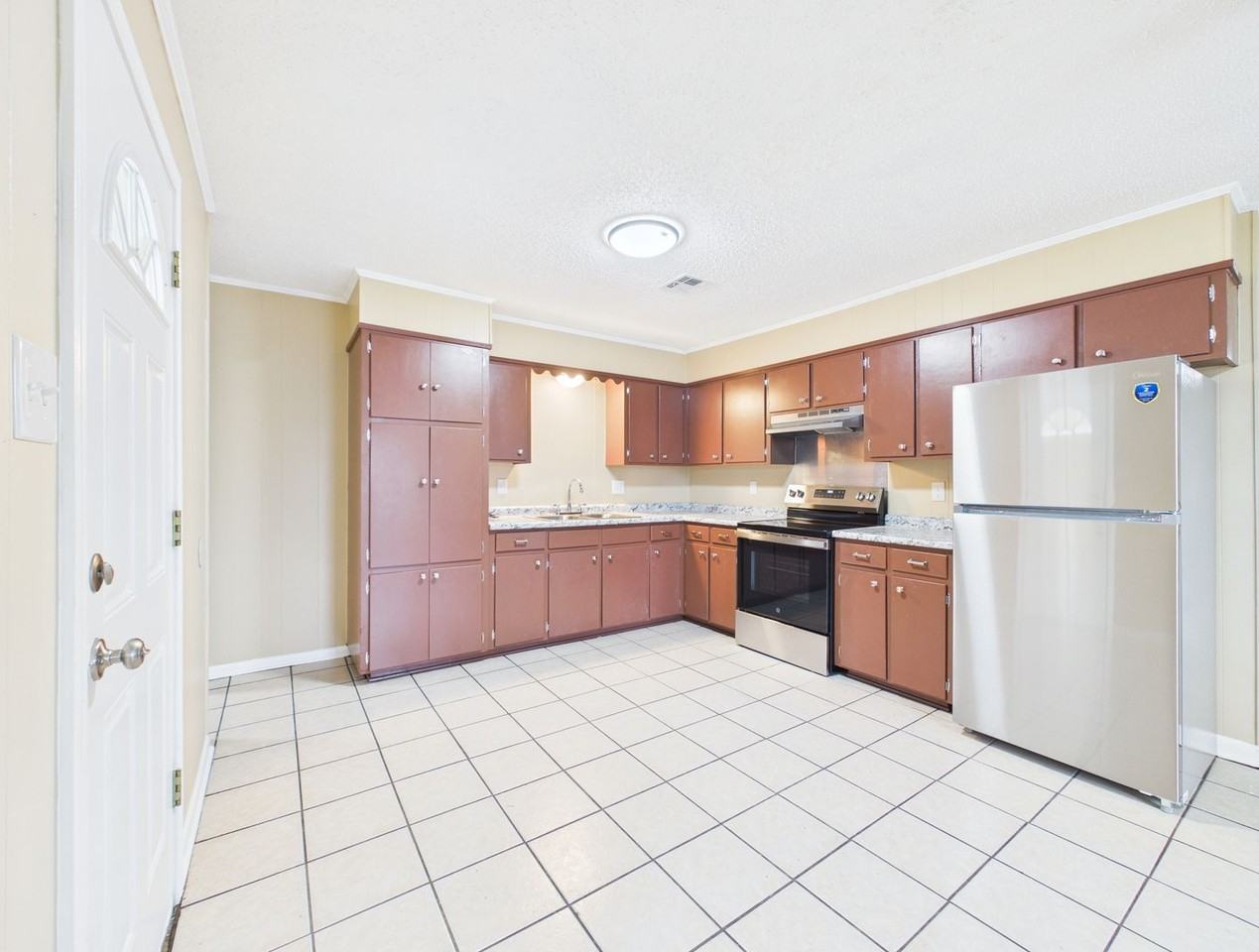 906 Cecile Blvd - Photo 4 of 26