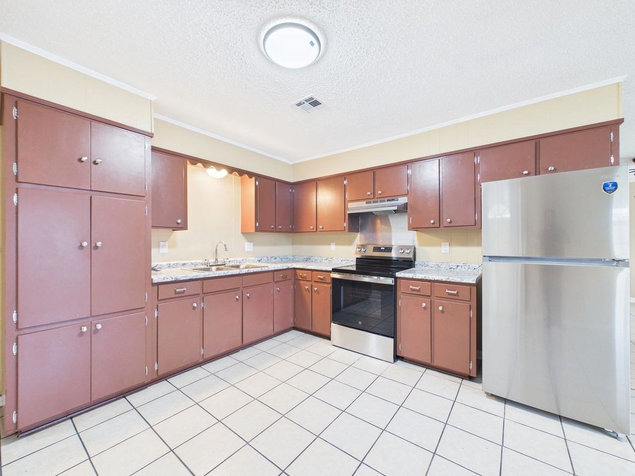 906 Cecile Blvd - Photo 5 of 26