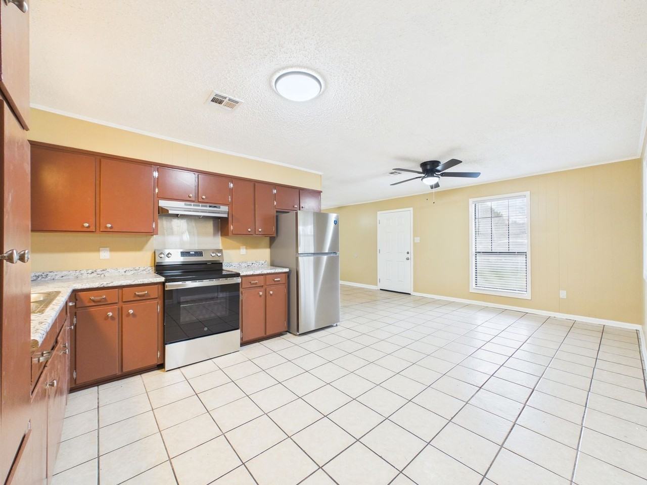 906 Cecile Blvd - Photo 6 of 26