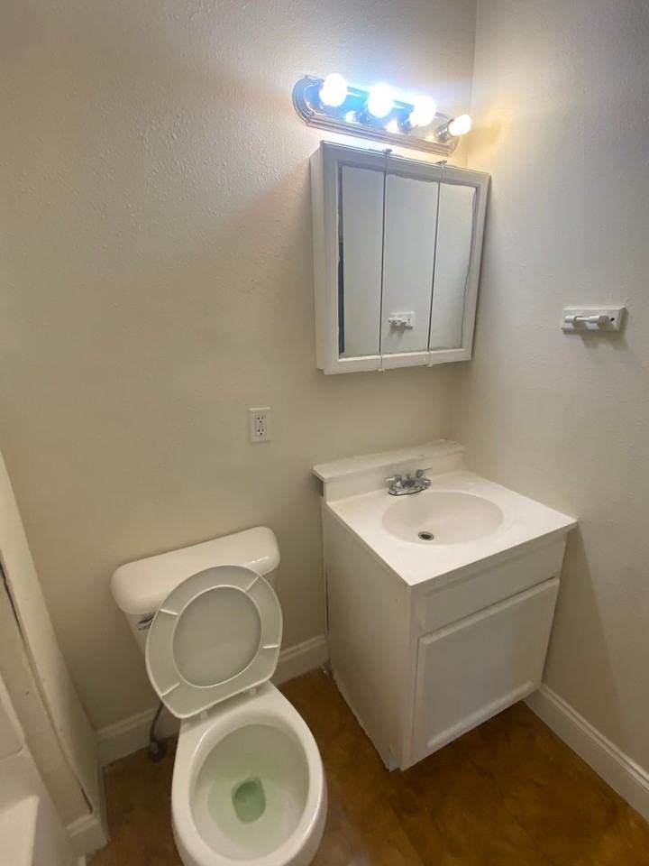 9808 Parmelee Ave - Photo 2 of 7