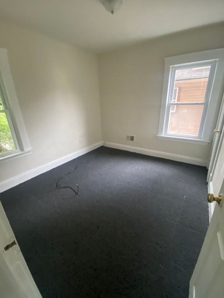 9808 Parmelee Ave - Photo 3 of 7