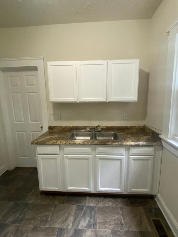 9808 Parmelee Ave - Photo 5 of 7