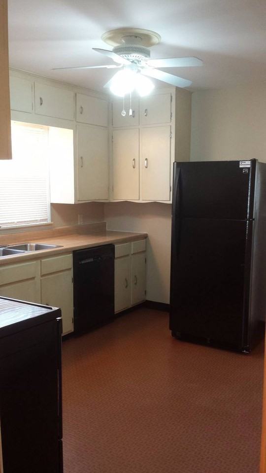 1021 Mckinley St - Photo 6 of 12