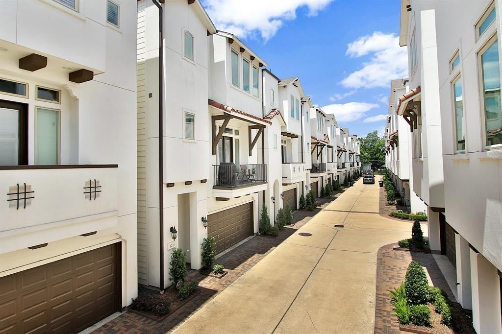 1221 Bonner St - Photo 3 of 34