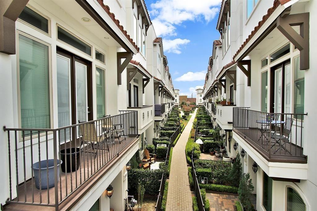 1221 Bonner St - Photo 4 of 34