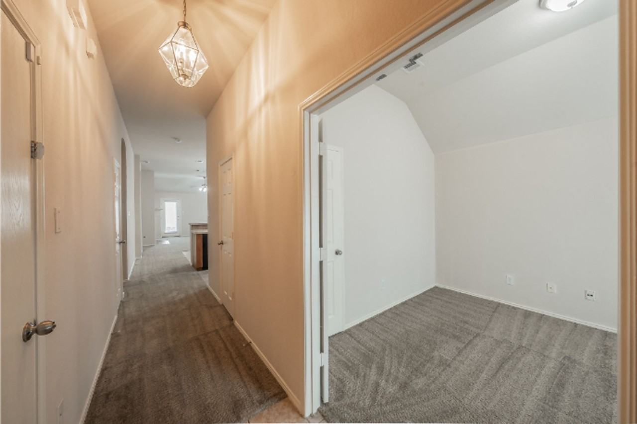 9916 Channing Rd - Photo 3 of 38