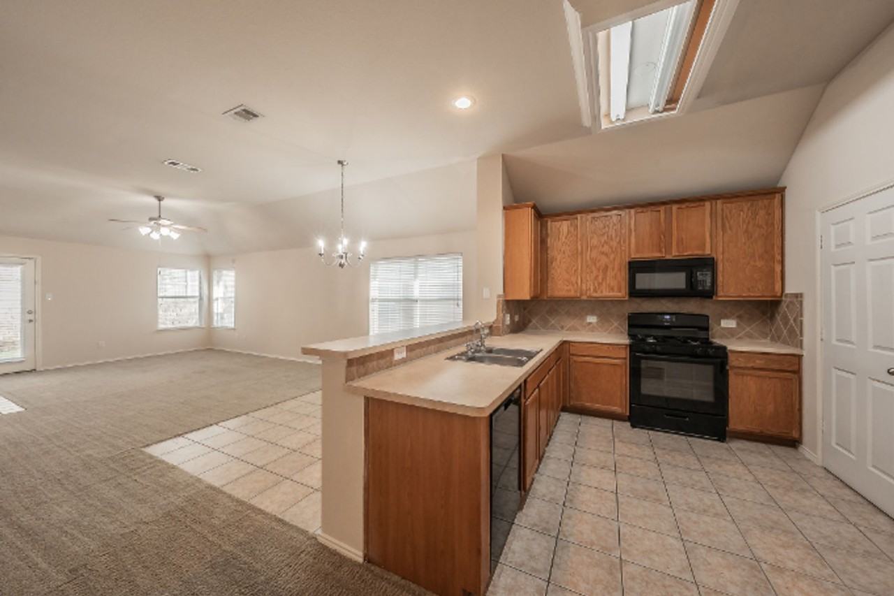 9916 Channing Rd - Photo 7 of 38