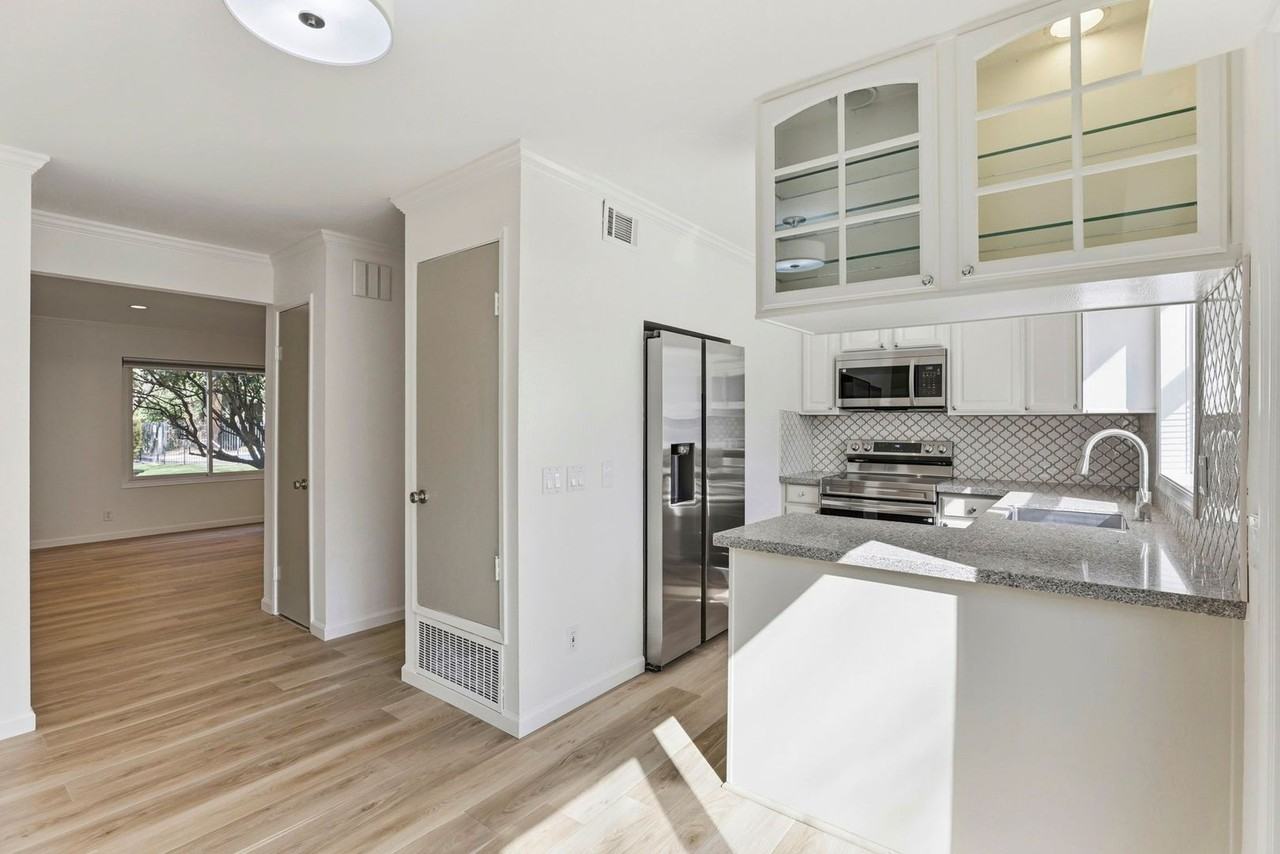 571 Sycamore Cir - Photo 3 of 26