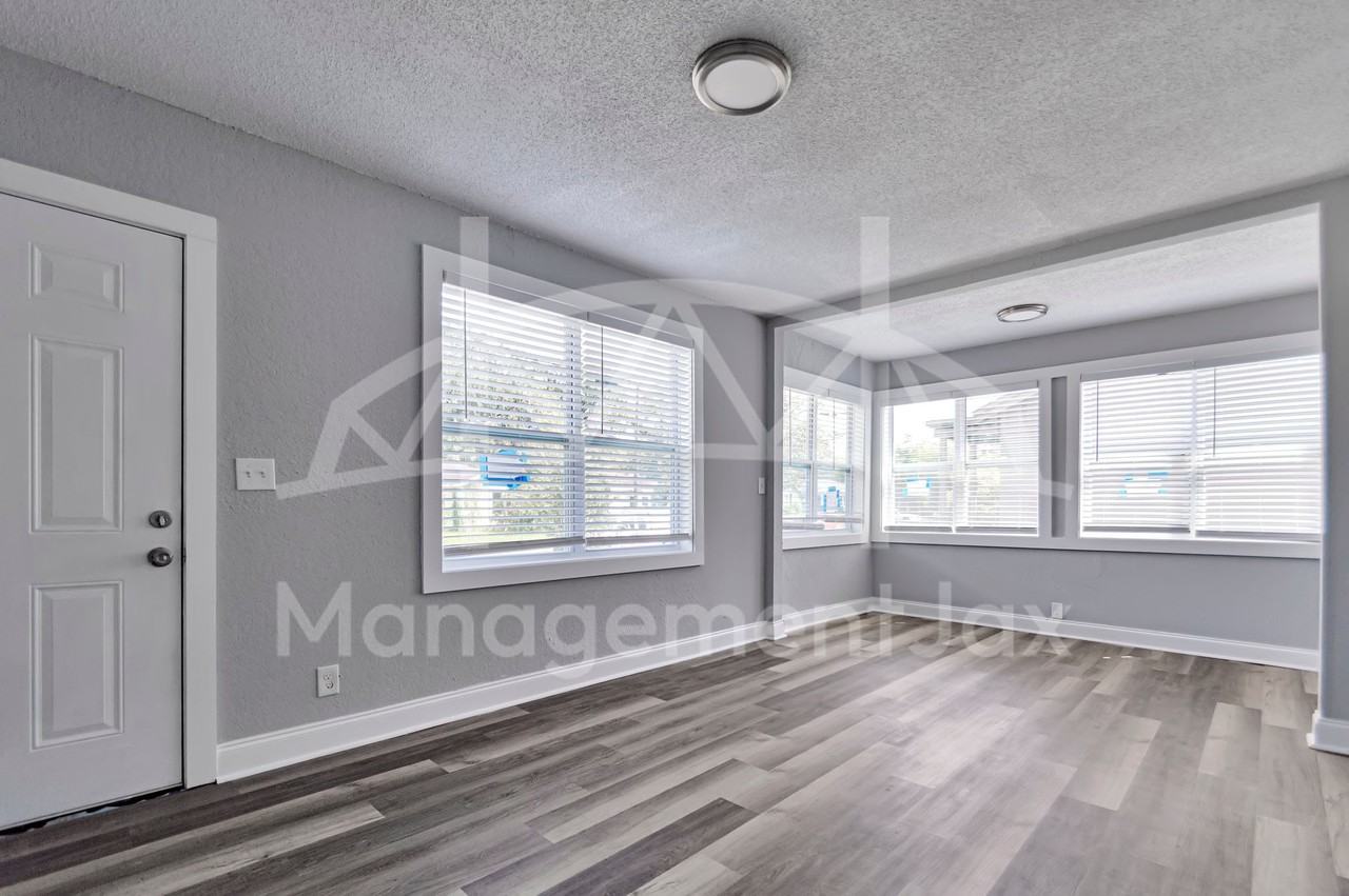 1536 W 10th St #1 - Photo 2 of 15